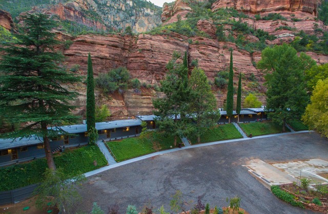 Modern cabins for 45 with views of the red rocks next to Slide Rock State park