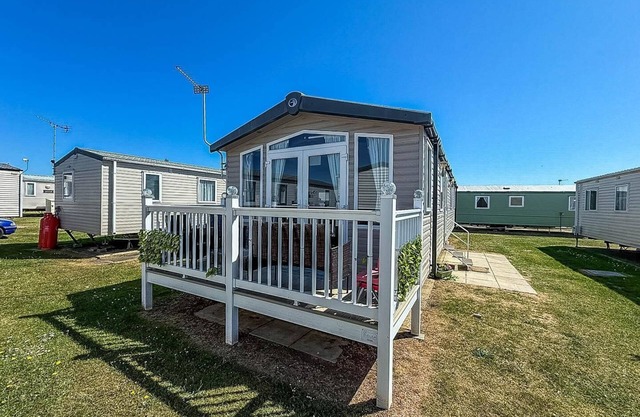 Modern caravan with decking near Scratby Beach ref 50007E