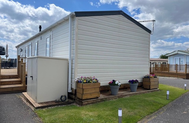 Modern caravan within walking distance to the beach!