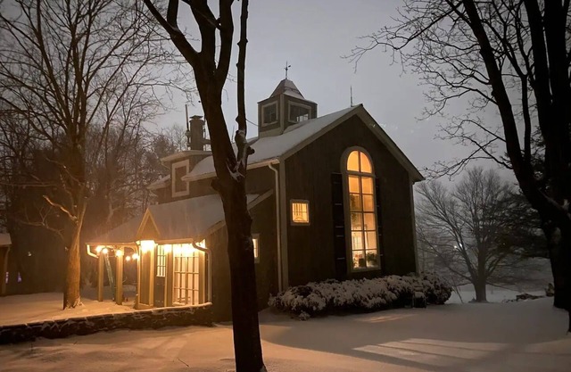 Modern carriage house, Sleeps 6, renovated w beautiful views