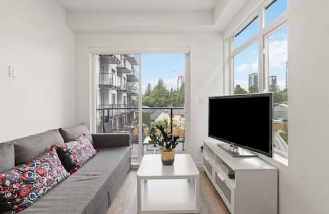 Modern Central 1BR condo, Surrey
