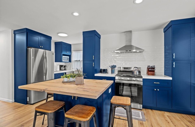Modern & Central Abode - STL Zoo & Forest Park