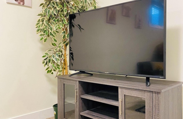 *Modern*Central Location*Cozy Guest Suite*Sleep 4
