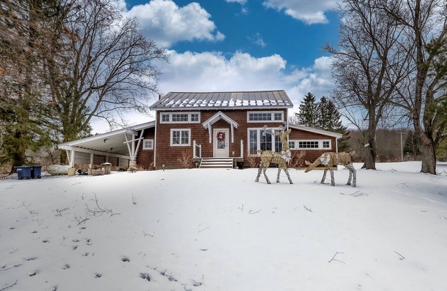 Modern Chalet, 2 Acre lot, HOT TUB and NEW OUTDOOR FIREPIT