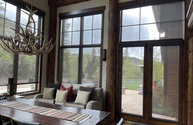 Modern Chalet on the River. Hot Tub, Fireplace , Newly furnished Fishing, Hiking
