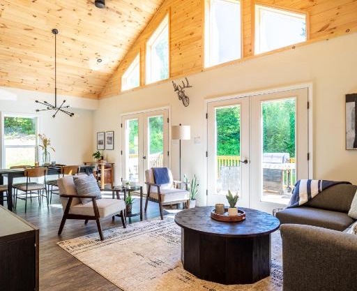 Modern Chalet w/Firepit, BBQ, Fast Wi-Fi, Dogs OK