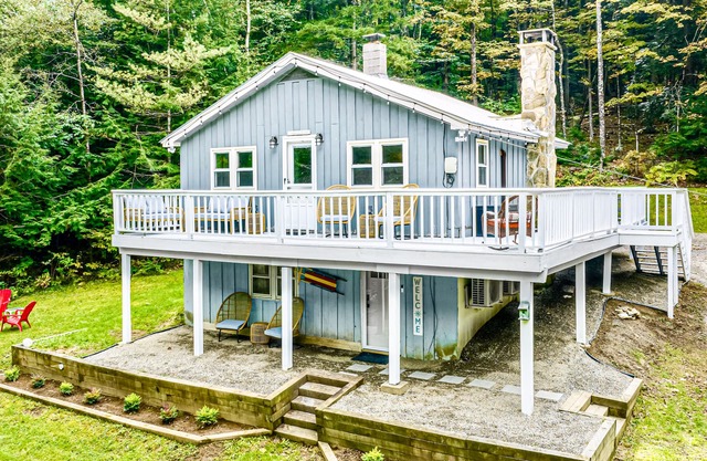 Modern Chalet w/ Serene Views and Jacuzzi Hot Tub- 15 Minutes to Okemo Mountain