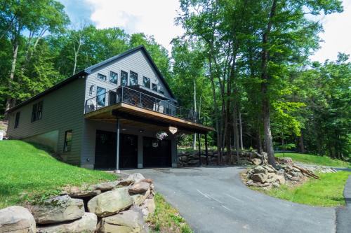 Modern Chalet with Hot Tub and Lake Access