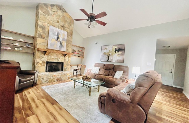 Modern Charm: 2 bedroom condo- Sleeps 6-in West Knoxville with WiFi, AC