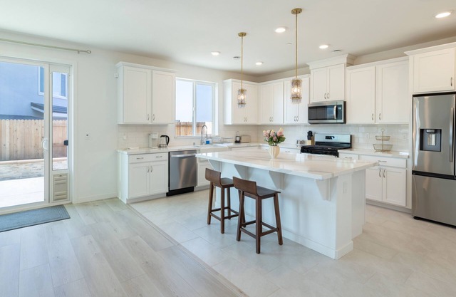 Modern Charming 4BR Home: Family Friendly, Office Space, Fast WiFi, Free Parking