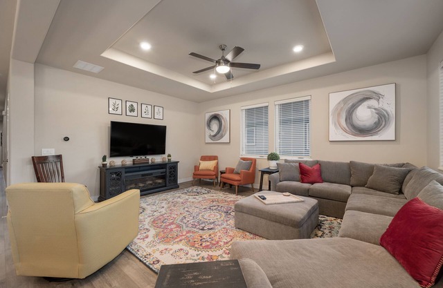 Modern, cheerful home near Winter Park/Granby. Private Hot Tub, mountain views!