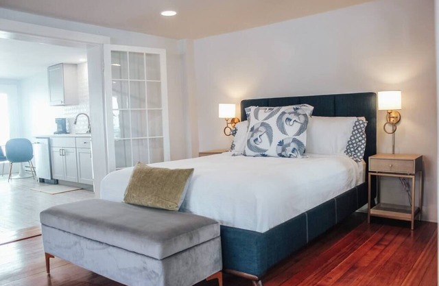 Modern Chic 1-BR Unit in the Cottages on James