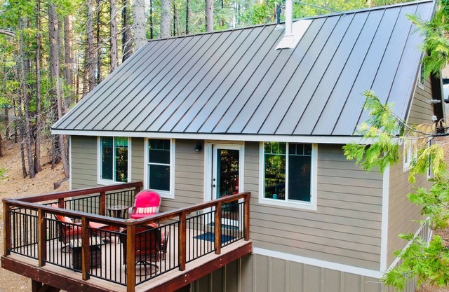 Modern-Chic Cabin in Mineral. 10 minutes to Lassen. Pet Friendly, EV Charging!