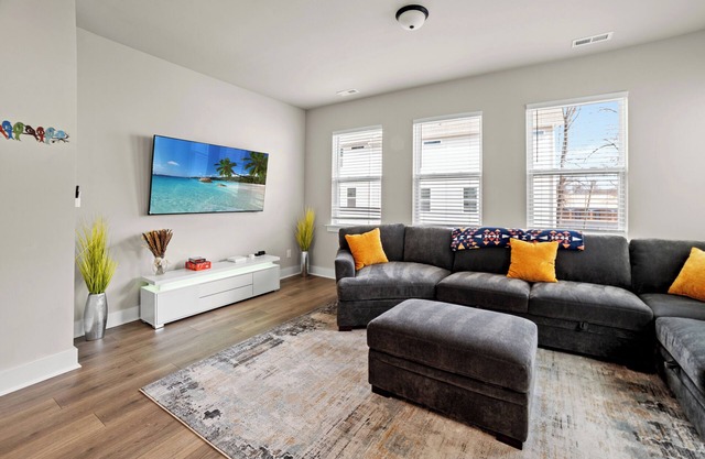 Modern Chic Townhome, Near Uptown, NoDa, Bojangles Coliseum