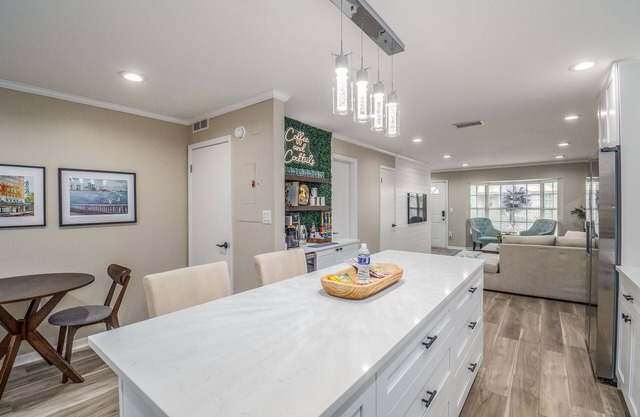 Modern Chic~Walk to Hyde Park, Bayshore, Soho~ Parking, Washer/Dryer, Patio