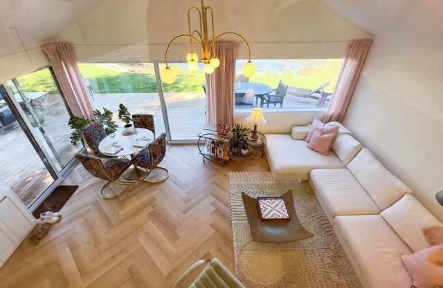 Modern Classic *LakeViews*