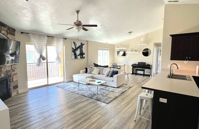 Modern Clean 2Bed 2Bath Condo. Next to Payson Temple, I15, Walmart, and more!
