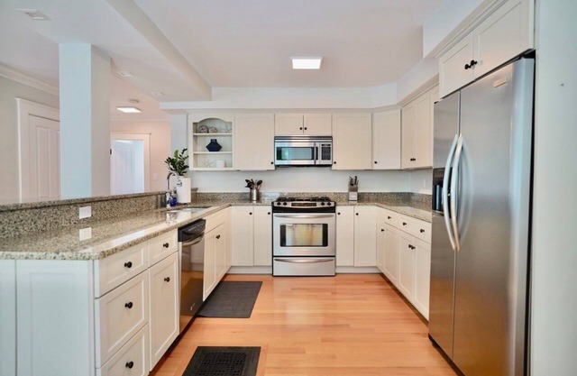 Modern Condo Convenient to Downtown Manchester by the Sea