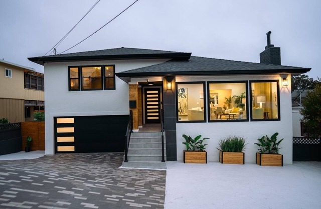 Modern Coastal Retreat with Ocean Views with pool table up to 19 guests