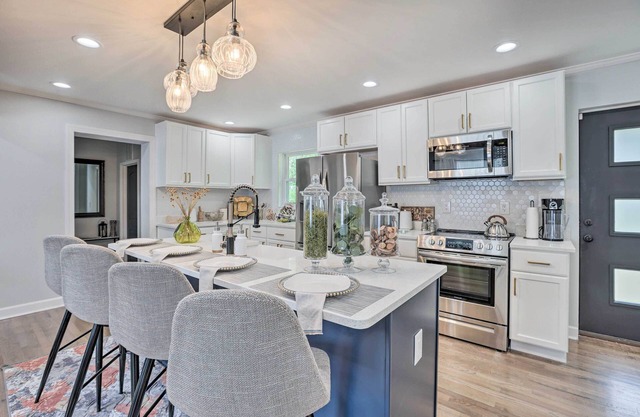 Modern, Colorful Home ~ 2 Mi to Tuskegee Uni