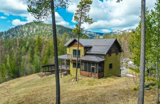 Modern, Colorful home near Glacier Park w/hot tub!