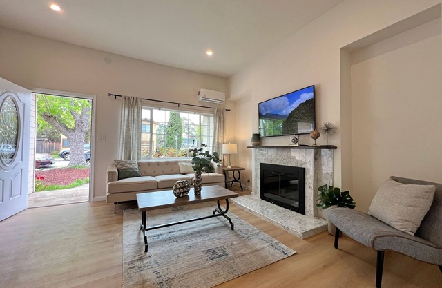 Modern Comfort 2BR w/AC: 10 min SFO + Parking, 617