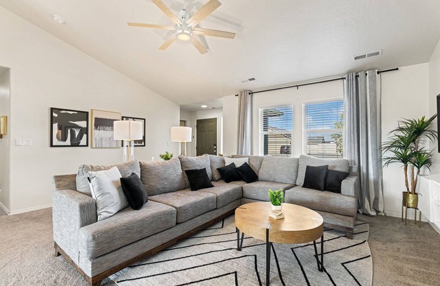 Modern Comfort 3B, Firepit, Covered Patio, Near C of I & Freeway