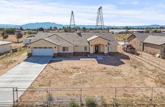 Modern Comfort, Home Feel-Escape to our hidden gem in Hesperia!