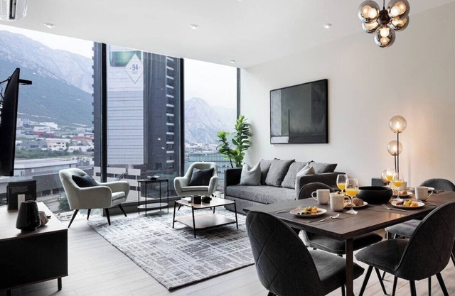Modern Comfort: Pool, Gym & Mountain Views!