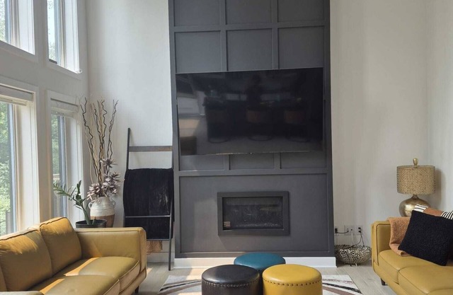 Modern Comfort + Private View. 30 mins to Ottawa downtown and Airport.