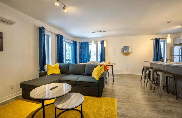 Modern Condo 2BR 4 beds AC Wi-Fi Free Parking