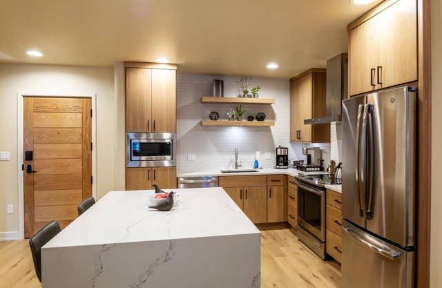 Modern Condo|Conveniently located