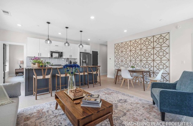 Modern Condo Downtown Close to Shops/Food/Beach