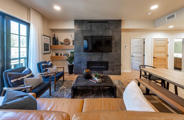 Modern Condo|Fireplace|Balcony with Mountain View