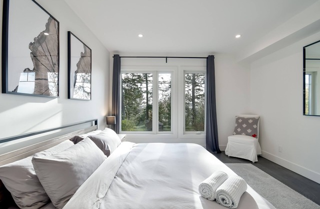 Modern Condo. Forest and Lake Views. Pet Friendly. 5 mins from beach and slopes!