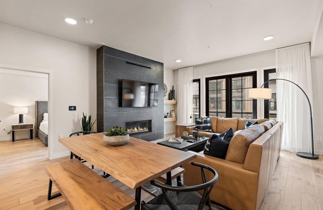 Modern Condo|Gas Fireplace|Balcony with Plaza View