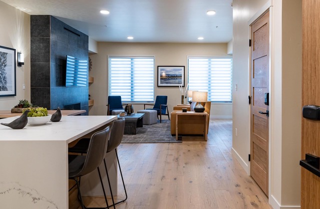 Modern Condo|Great location|Close to Skiing|PET FRIENDLY