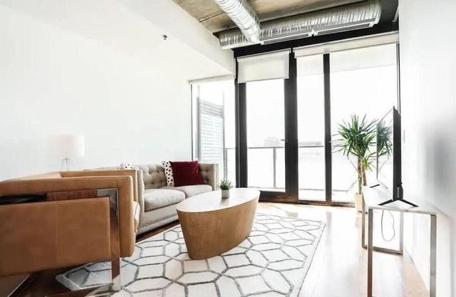Modern Condo in the heart of DT