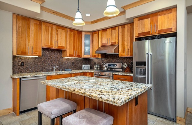Modern Condo- Jacuzzi Tub SM #201 by Bear Valley Vacation Rentals