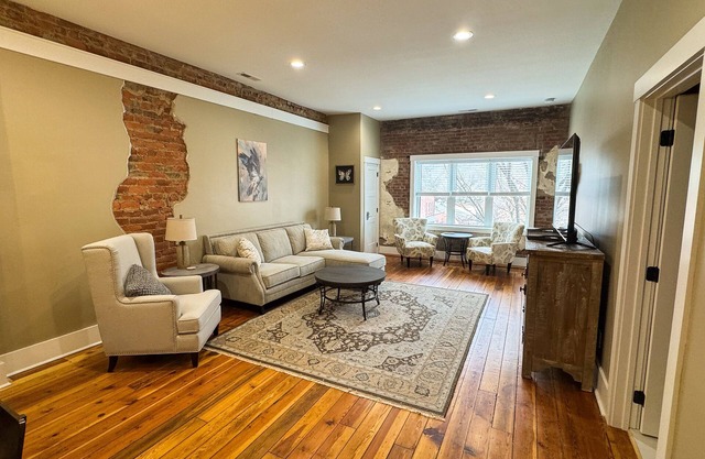 Modern Condo's over Main Street with full kitchen, Wifi and Central AC