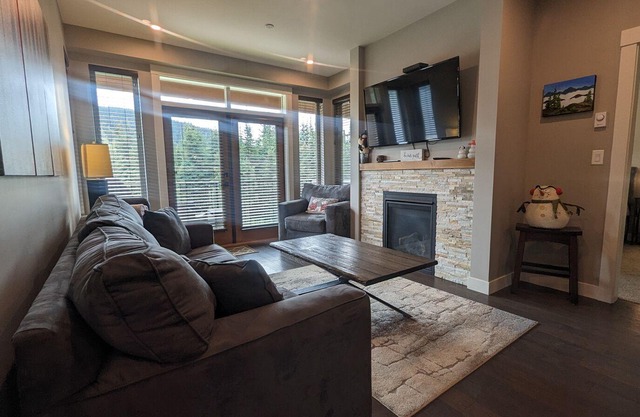 Modern Condo | Ski-In & Ski-Out | Private Hot Tub | Fireplace