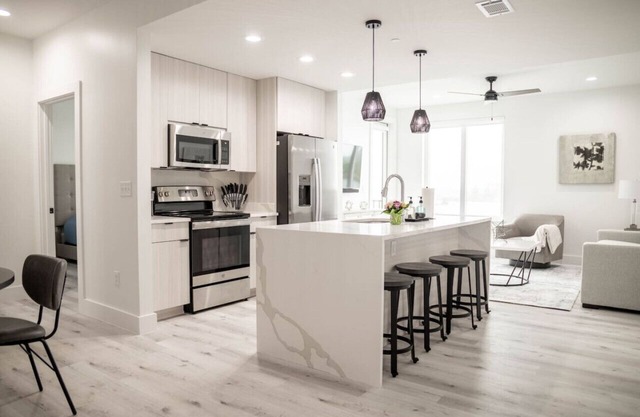 Modern Condo w/private balcony and pool