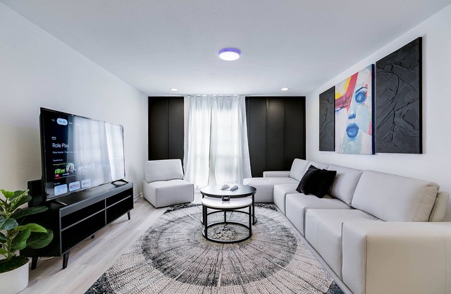 Modern Condo Walkable to Downtown and River! Quiet Condominium!