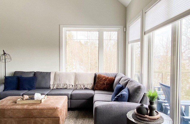 Modern Condo with a View. Walking distance to beach and Hidden Valley Ski Club.