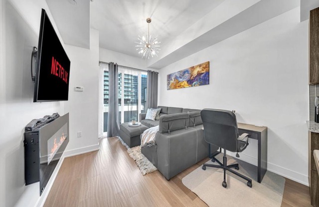 Modern Condo with Balcony, Gym and Free Parking