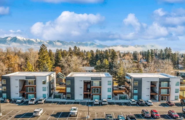 Modern condo with full kitchen & Washer/Dryer - Dog Friendly