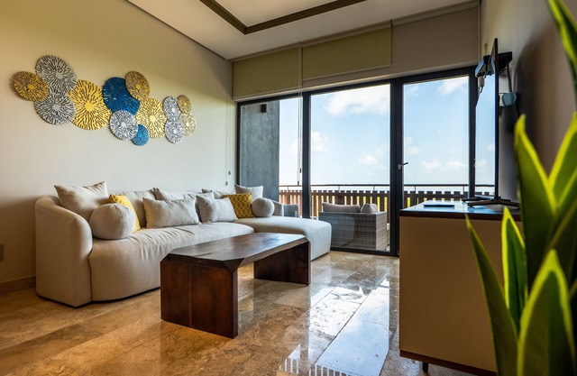 Modern condo with rooftop infinity pool, hot tub, jetted hot tub & WiFi