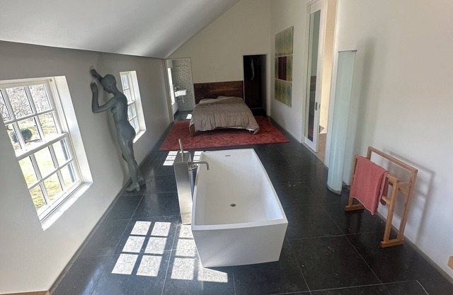 Modern contemporary Barn - architectural masterpiece. 5 bedrooms /75ft pool