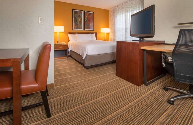 Modern Convenience Meets Comfort in Charleston! Pool, Pets are Allowed Here