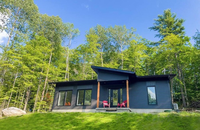 Modern Cottage, 15 min from Wakefield, Ski in-and-out (Pets welcome!)